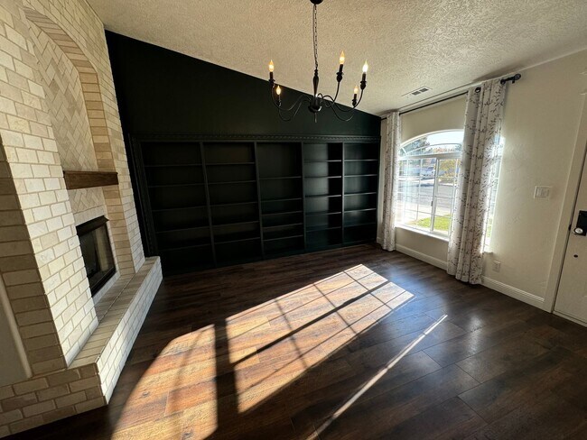 Foto del edificio - BLOOMINGTON PROPERTY - RV PARKING, POOL, N...