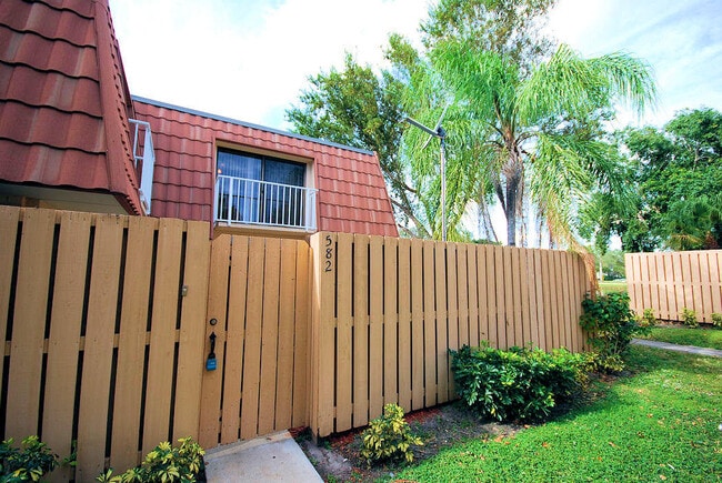 Foto del edificio - 582 Green Springs Pl
