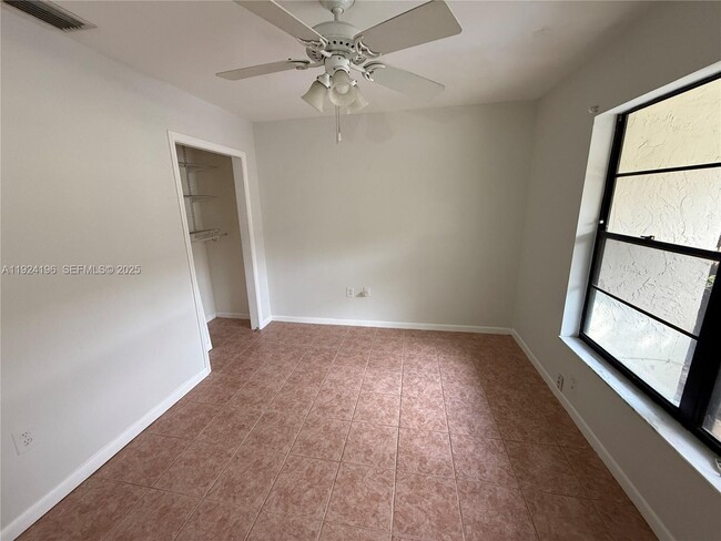 Foto del edificio - 3325 Oak Dr