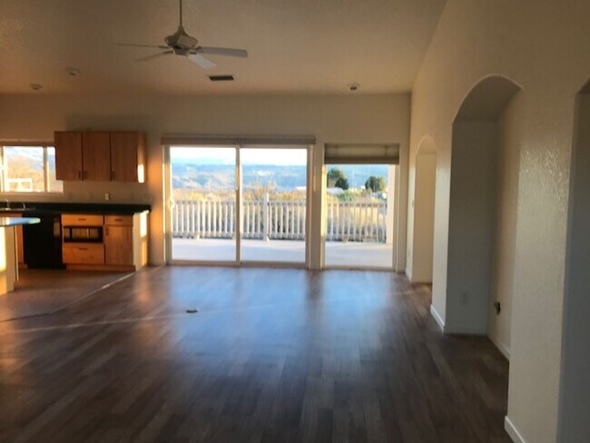 Foto del edificio - Occupied Coming Soon 2 bedroom plus den and an office gorgeous home on over an Acre Contact Prope...