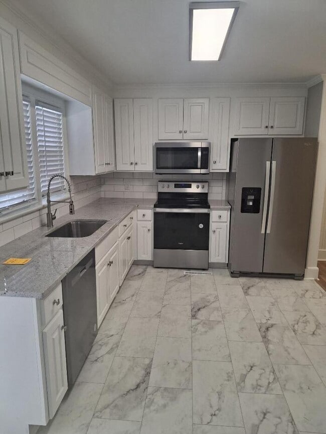 Building Photo - 3 Bedroom 2 Bath