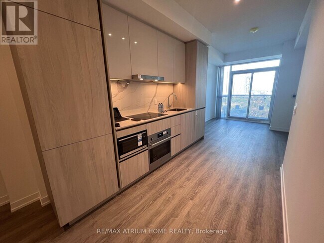 Photo du bâtiment - 8 Interchange Wy