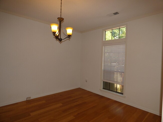 Foto del edificio - 1695 Belvedere Ct