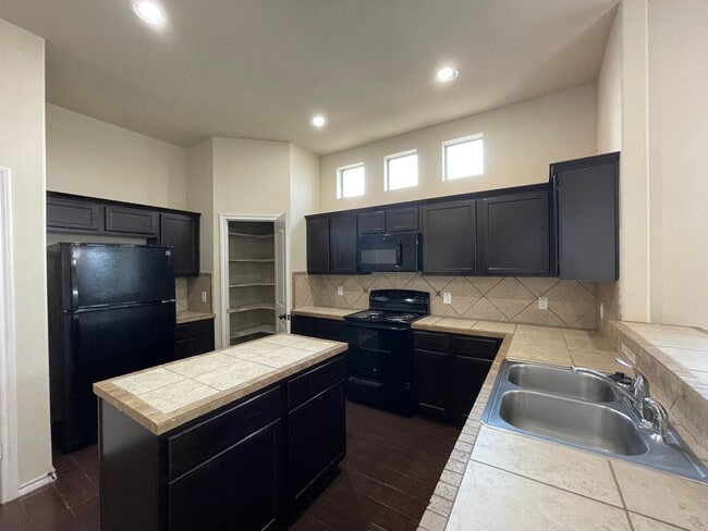 Foto del edificio - Townhome for rent