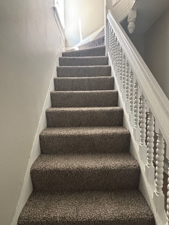 Building Photo - 2208 Maple St