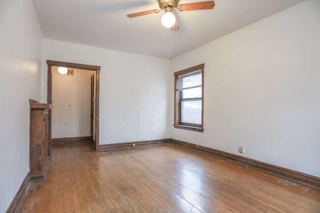 Building Photo - 1518 W Berteau Ave