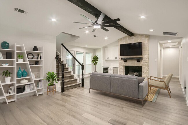 Foto del edificio - Charming Prestonwood home with peaceful ba...