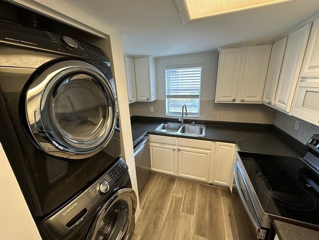 Building Photo - 2 bed 2 bath Condo