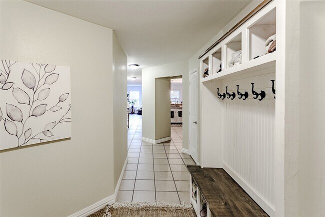 Foto del edificio - 2048 Lake Trail Dr