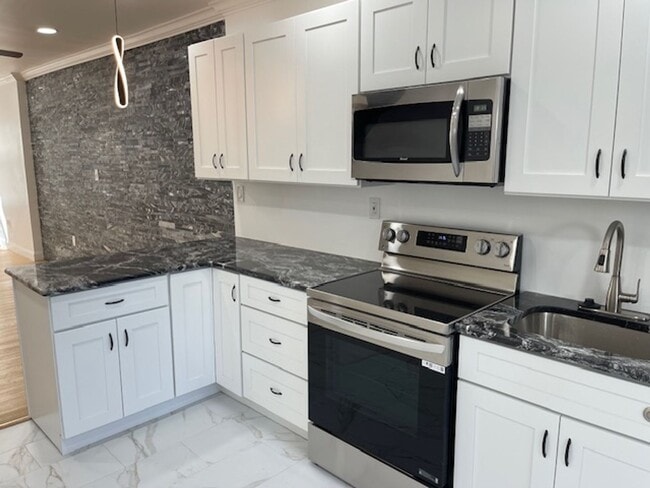 Building Photo - Stylish 2-Bedroom Home with Luxury Finishe...