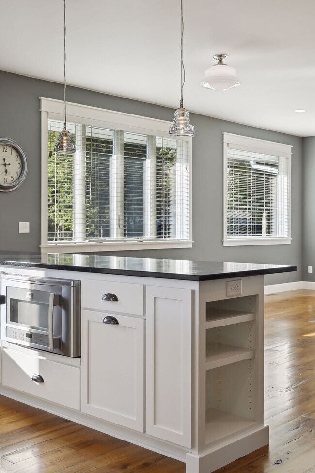 Colgante de 3,5 metros de largo para taburetes y centro de reciclaje y basura. - 924 Eleanor Ave