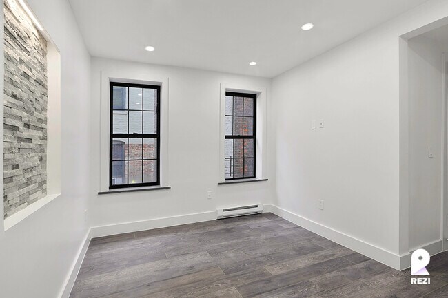 Building Photo - 476 W 165th St