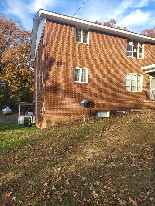 Building Photo - Large Apartment in Albemarle, NC