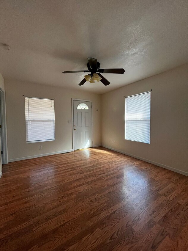 Foto del edificio - 2 bedroom 1 bath house with 1 car garage l...