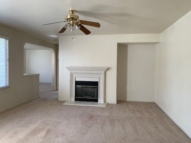 Building Photo - Luxurious 5 Bedroom Home with 3 Bathrooms ...