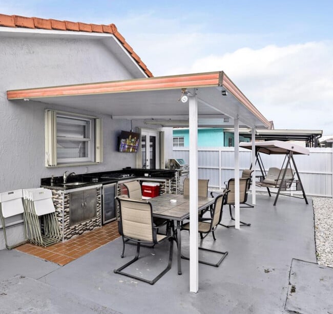 Building Photo - 2485 w 71 Hialeah