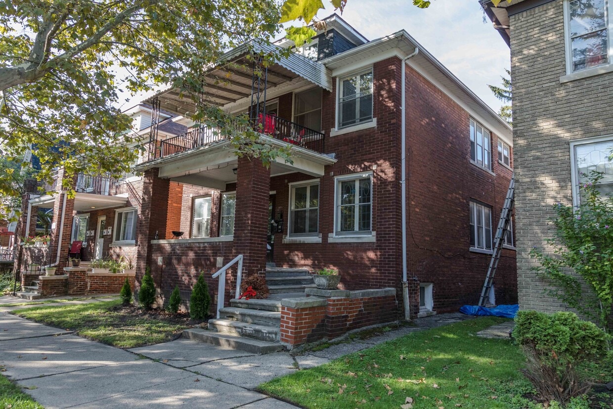 Primary Photo - 887 Beaconsfield Ave
