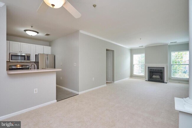 Foto del edificio - 6990 Falls Reach Dr