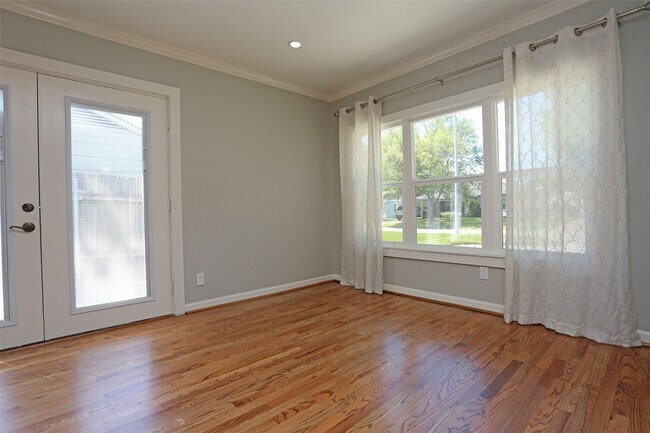 Foto del edificio - 1721 Woodcrest Dr