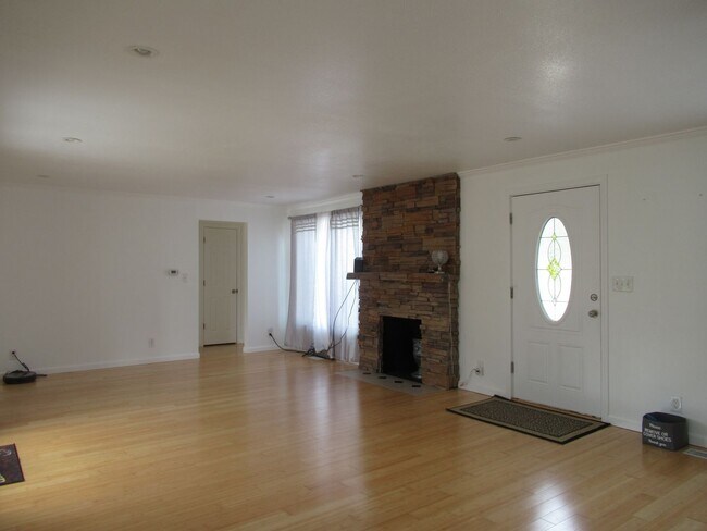 Building Photo - Light and bright 3 bedroom, 2 bath rambler...
