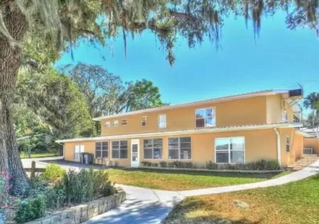 Building Photo - 15848 Lake Iola Rd