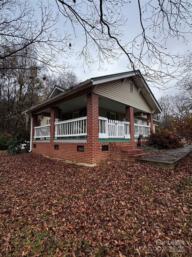 Building Photo - 404 Moss Springs Rd