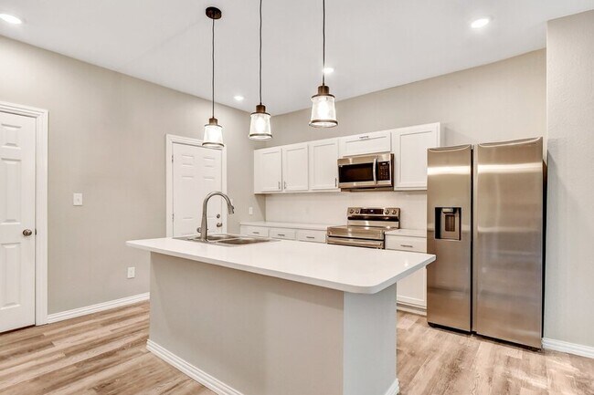 Building Photo - 702 S 4th St