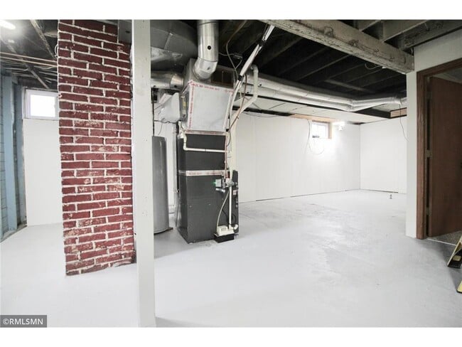 Building Photo - 822 13th ave s