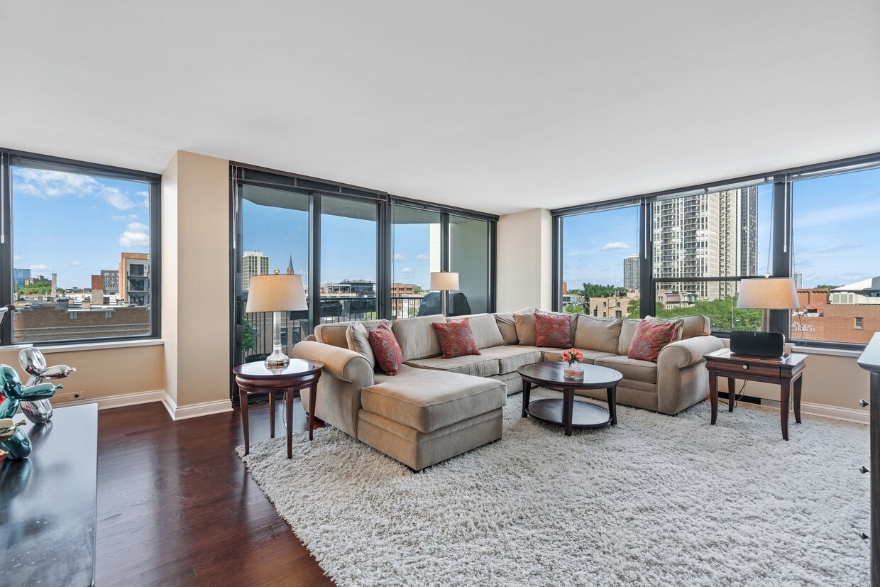 Foto principal - 1560 N Sandburg Terrace