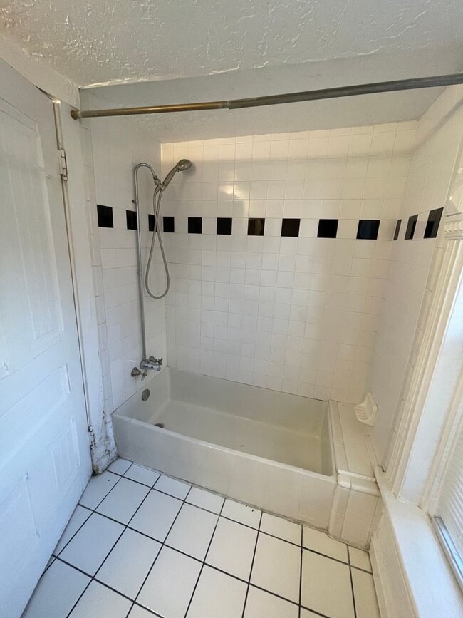 Building Photo - Pet Friendly 2 bedroom Apartment in SLC avenues