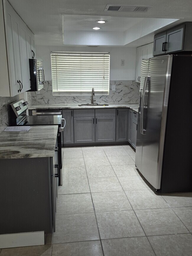 Building Photo - 5311 Luna Vista Dr