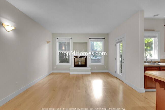 Building Photo - Light & Bright Three Bedroom Townhome in S...