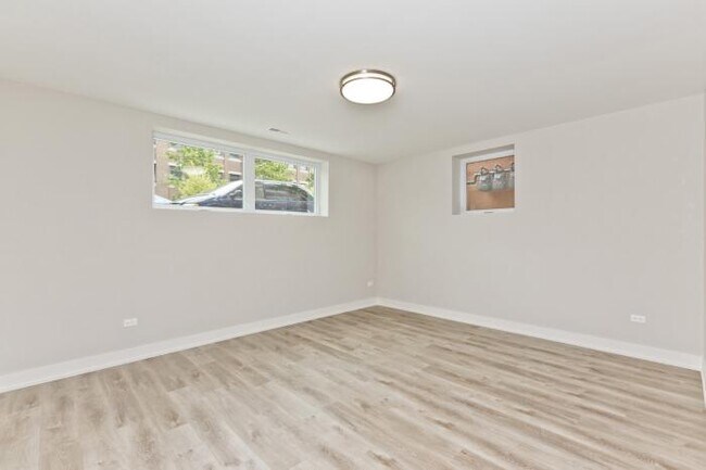 Building Photo - 5 bedroom in Chicago IL 60614
