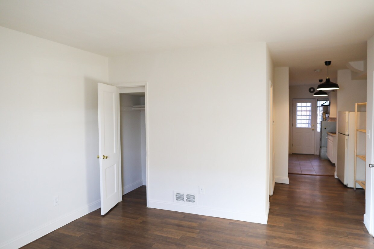 Primary Photo - 1520 Queen St NE