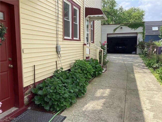 Foto del edificio - 1794 W 54th St