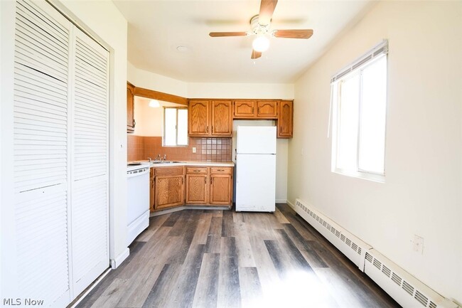 Building Photo - 1277 Roslyn Ave