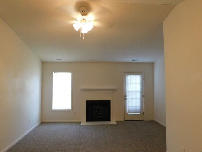 Foto del edificio - Charming 2-Bedroom, 2-Bath Duplex with Garage
