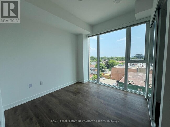 Building Photo - 880-880 The Queensway