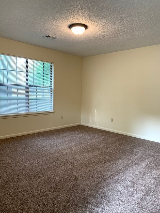 Building Photo - 3 Bed/1.5 Bath Near Fox Meadow Schools!