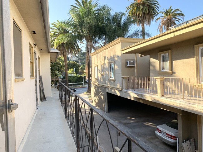 Foto del edificio - 2146 N Beachwood Dr