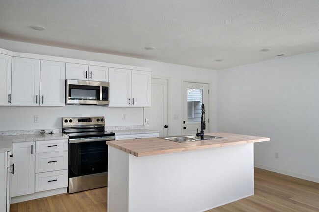 Building Photo - College students welcome! Brand new 3 bedr...