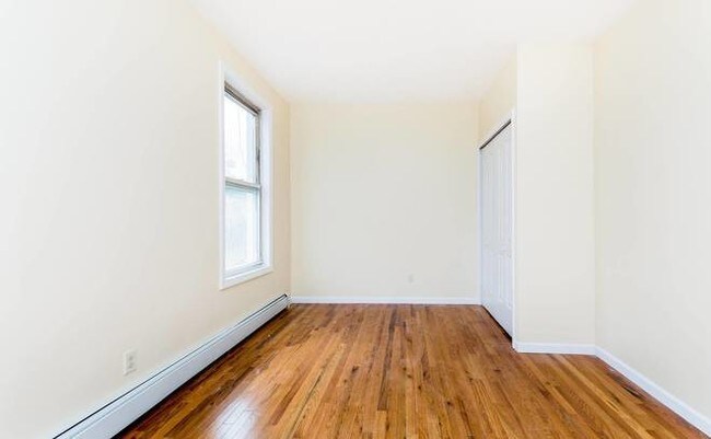 Foto del edificio - 725 Van Nest Ave