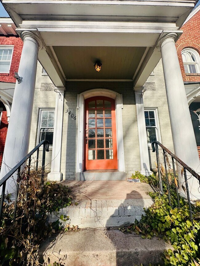 Foto del edificio - Charming 3bdrm/1.5bth Home Conveniently Located in Richmond's Carytown Area w/Private Balcony!!