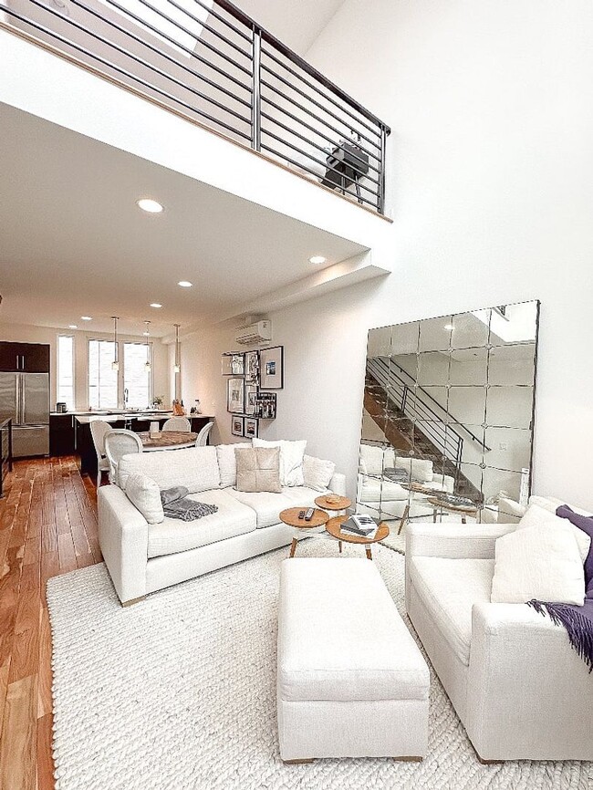 Building Photo - Fully furnished Lakeside Townhome with Roo...