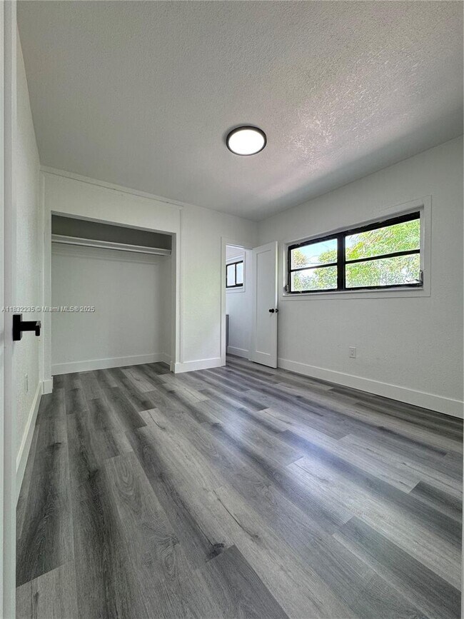 Foto del edificio - 17645 NW 37th Ave