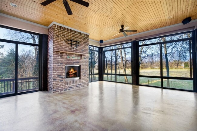 Foto del edificio - 611 Band Dr