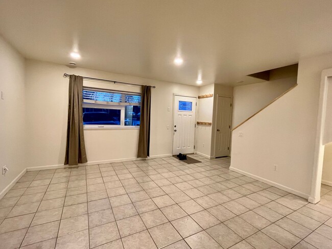 Building Photo - Beautiful 3 bedroom townhouse for rent