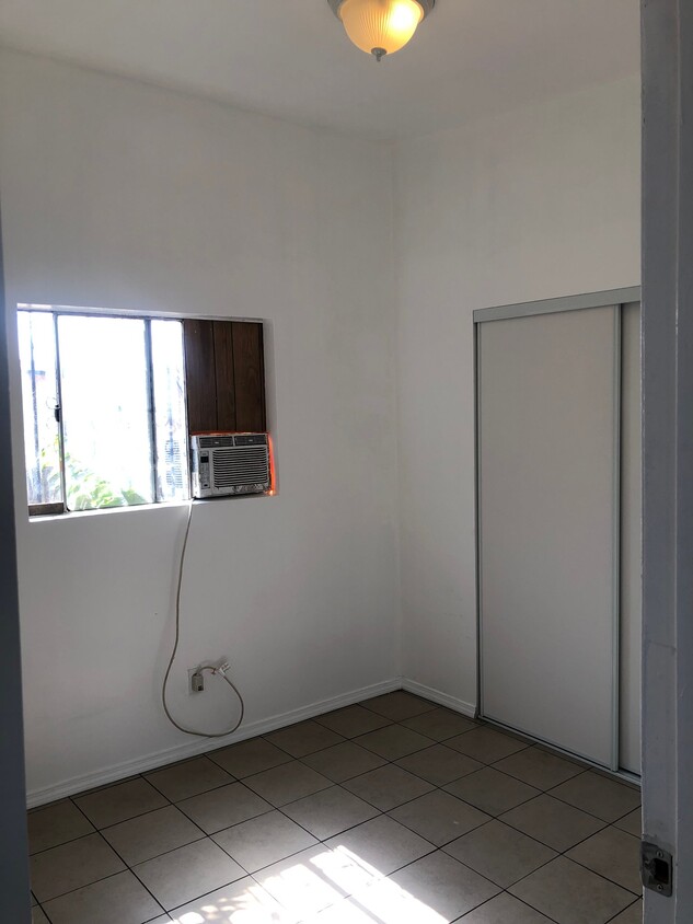 Building Photo - 706 S Burger Ave