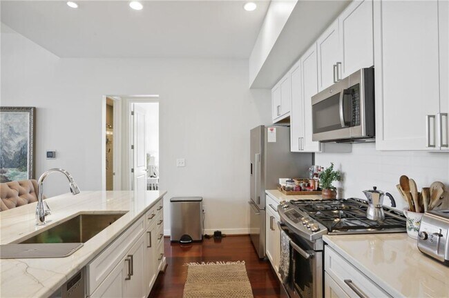 Building Photo - 565 Peachtree St NE