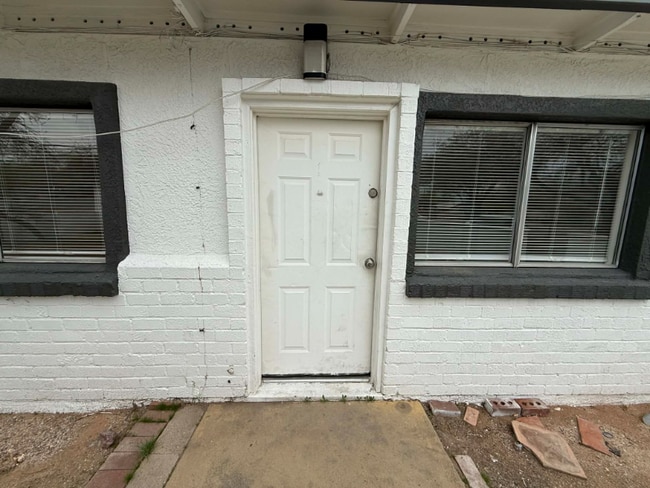 Building Photo - 460 E Delano St